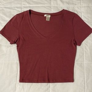 maroon cropped v neck tee